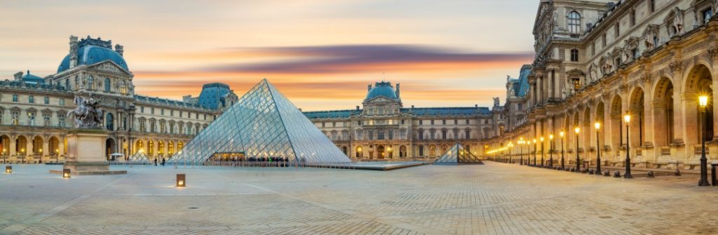 going out in paris alone or with friends louvre