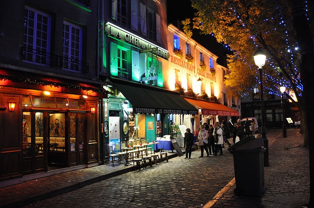 going out in paris alone or with friends tour eiffel