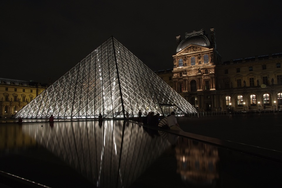 paris nightlife tours louvre night