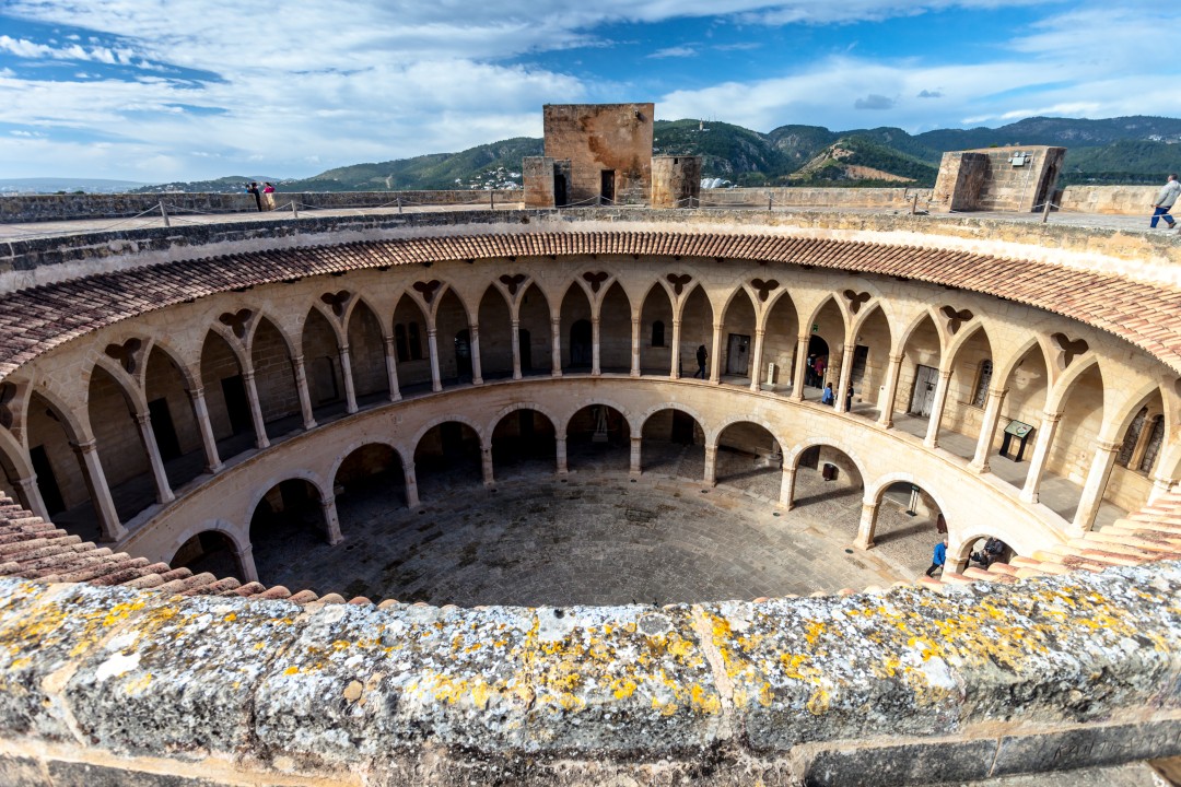 Let’s discover the city of Palma de Mallorca and the best walking around the city and the surroundings. Visit the city during a walking tours London with a local guide