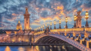 What to do on a Sunday night in Paris. Activities in the city, concerts, bars, and restaurants. Nightlife experience in Paris.