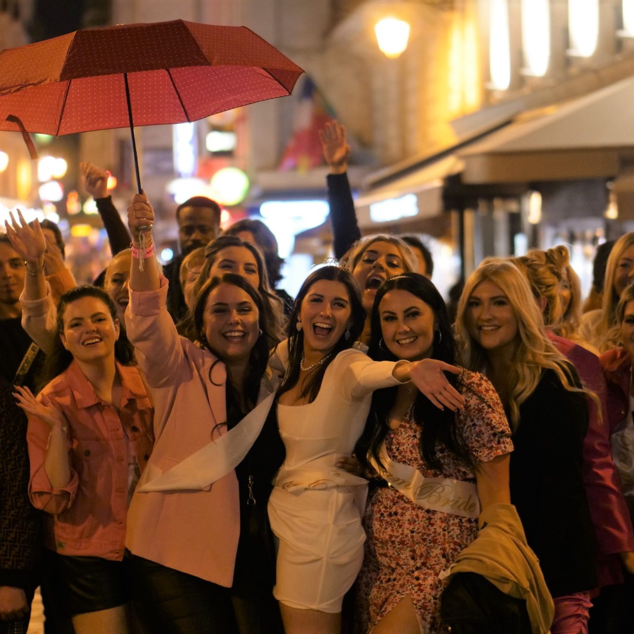 pub crawl paris latin quarter nightlife (1)
